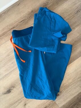 Figs Alps Blue Livingston Scrub Pants + Casma 3 Pocket Scrub Top Set Small Tall